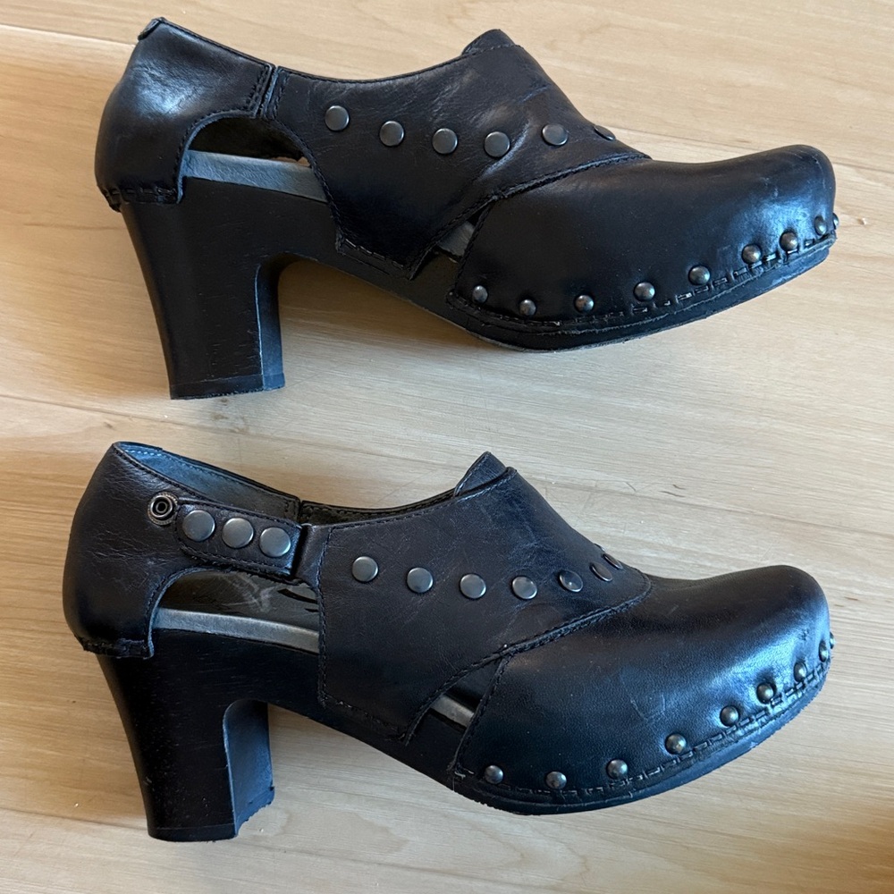 DANSKO RYDER ANTIQUE BRASS STUDDED BLACK LEATHER SHOES SIZE: 38 (7.5) - Picture 5 of 13